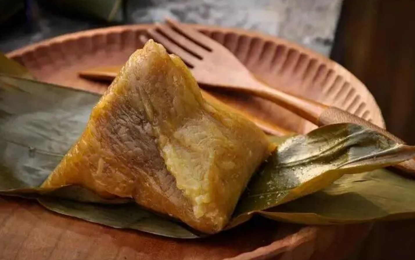 Dragon Boat in Wenzhou: Five Yellows, Three Whites, and the Ash-Soaked Dumpling